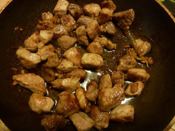 carne de cerdo picada finamente en una sartén carne finamente picada