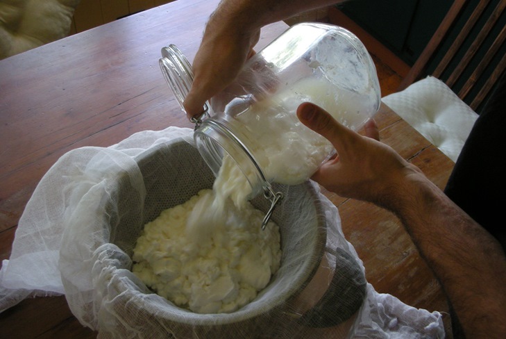 Cómo cocinar el requesón de la leche en casa Cómo cocinar el requesón de la leche en casa