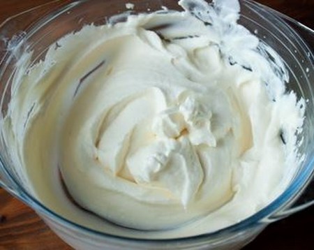 Cómo hacer una crema para capkake: flan, queso y crema de leche condensada, una receta con una foto