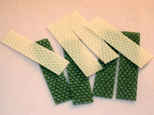 Toma 4 tiras blancas de cera y 4 verdes