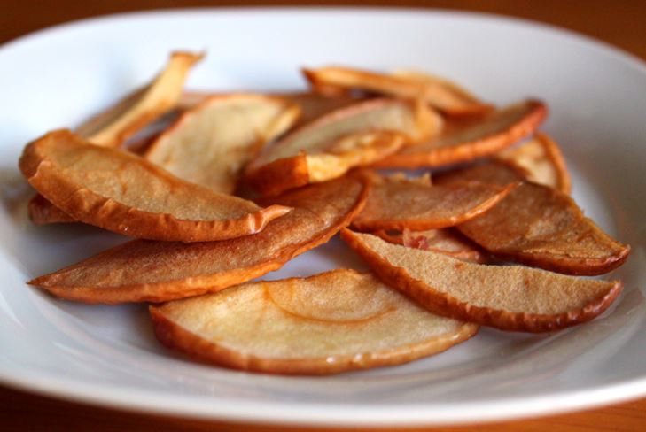 Cómo secar manzanas para el invierno en casa en el horno y en el microondas