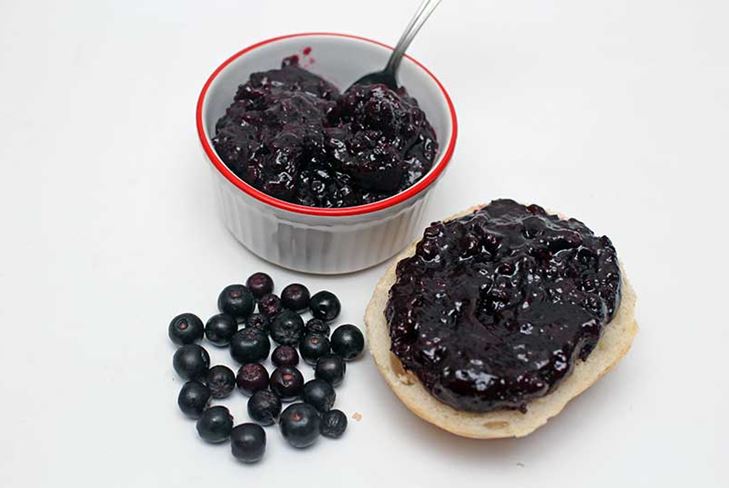 Cómo cocinar un atasco de chokeberry negro: una receta con una foto