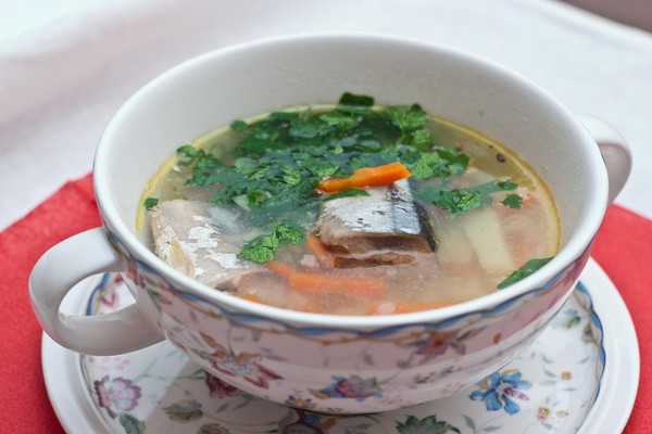 Sopa de conservas de saurio: recetas sabrosas y útiles