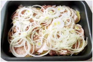 cebolla derramada sobre la carne cebolla en la carne