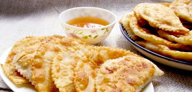Pasteles del Cáucaso con carne - chebureks Pasteles del Cáucaso con carne - chebureks