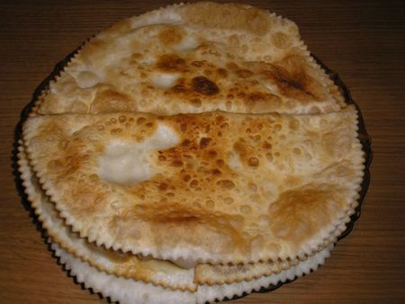 Pasteles del Cáucaso con carne - chebureks Pasteles del Cáucaso con carne - chebureks