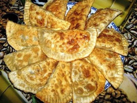 Pasteles del Cáucaso con carne - chebureks Pasteles del Cáucaso con carne - chebureks