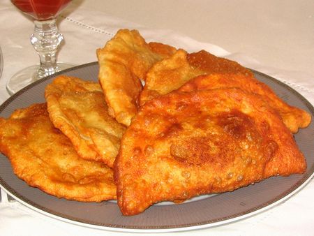 Pasteles del Cáucaso con carne - chebureks Pasteles del Cáucaso con carne - chebureks