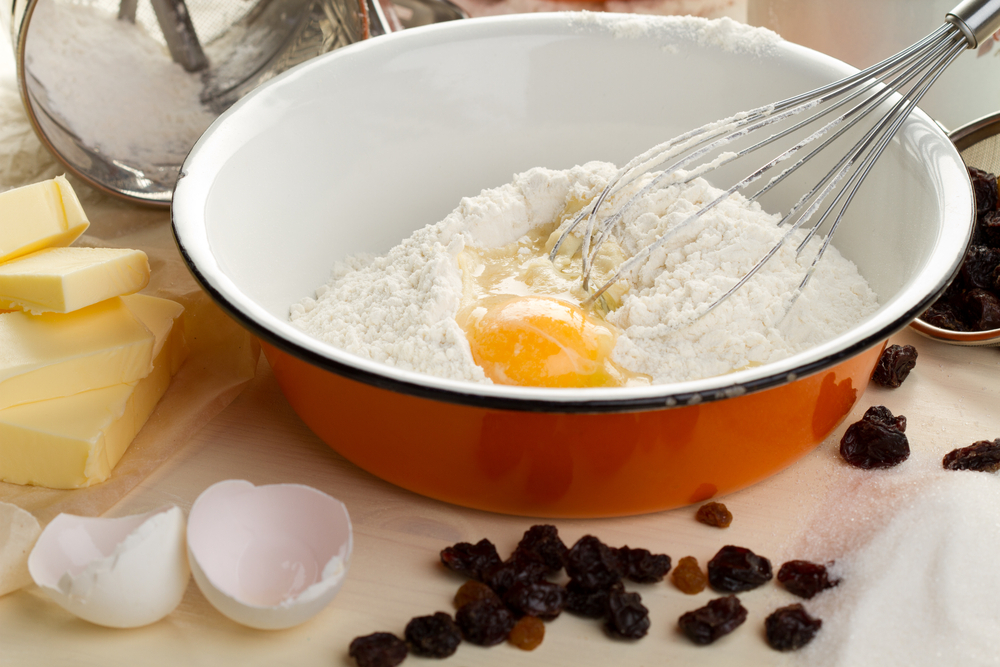 Ingredientes para pastel con pasas en moldes Ingredientes para pastel con pasas en moldes