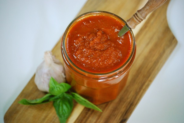 Salsa de tomate de manos propias del tomate: recetas paso a paso para cosechar durante el invierno