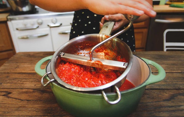 Salsa de tomate de manos propias del tomate: recetas paso a paso para cosechar durante el invierno