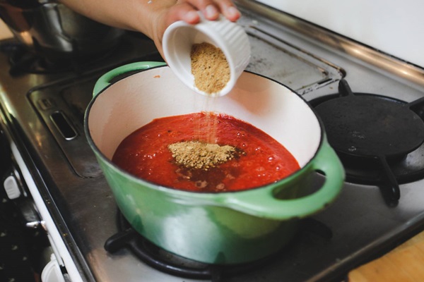 Salsa de tomate de manos propias del tomate: recetas paso a paso para cosechar durante el invierno