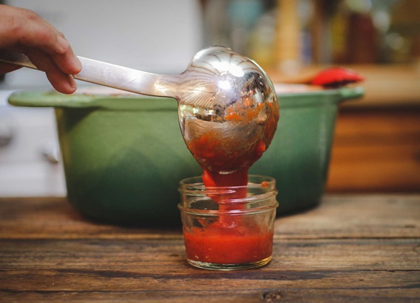 Salsa de tomate de manos propias del tomate: recetas paso a paso para cosechar durante el invierno