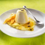 Panna cotta de coco con salsa de ciruela Panna cotta de coco con salsa de ciruela