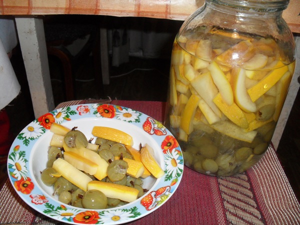 Compota de grosella espinosa para el invierno
