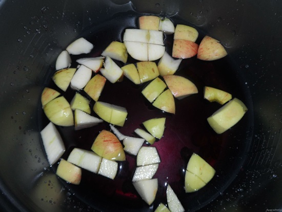 Compota fragante de cerezas en una sartén y multivark - receta