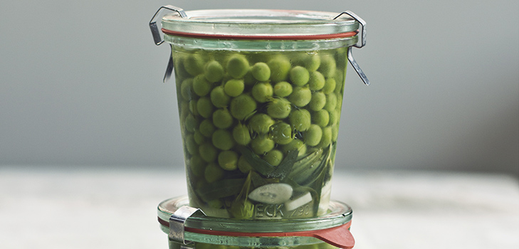 Guisantes verdes, enlatados para el invierno en casa