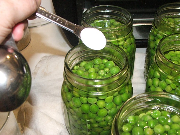 Guisantes verdes, enlatados para el invierno en casa
