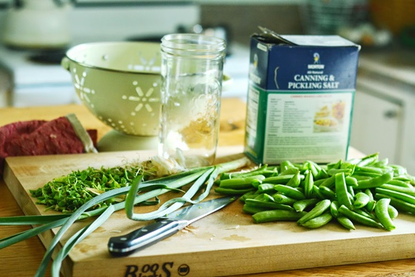 Guisantes verdes, enlatados para el invierno en casa