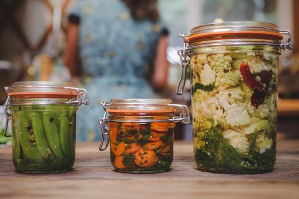 Guisantes verdes, enlatados para el invierno en casa