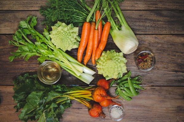 Guisantes verdes, enlatados para el invierno en casa