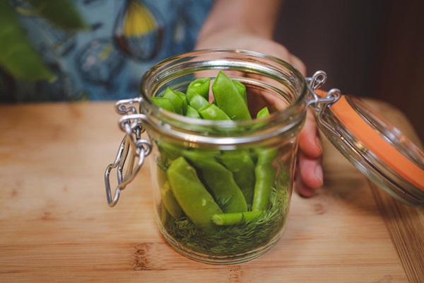 Guisantes verdes, enlatados para el invierno en casa