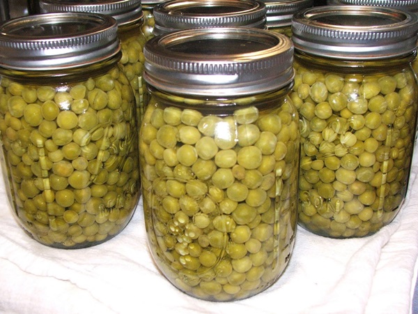 Guisantes verdes, enlatados para el invierno en casa
