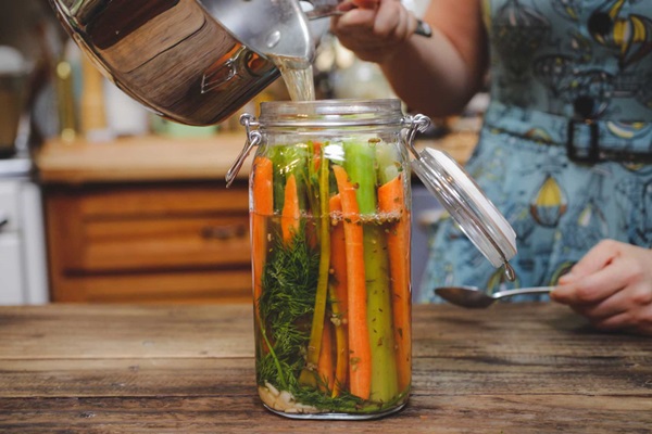 Guisantes verdes, enlatados para el invierno en casa