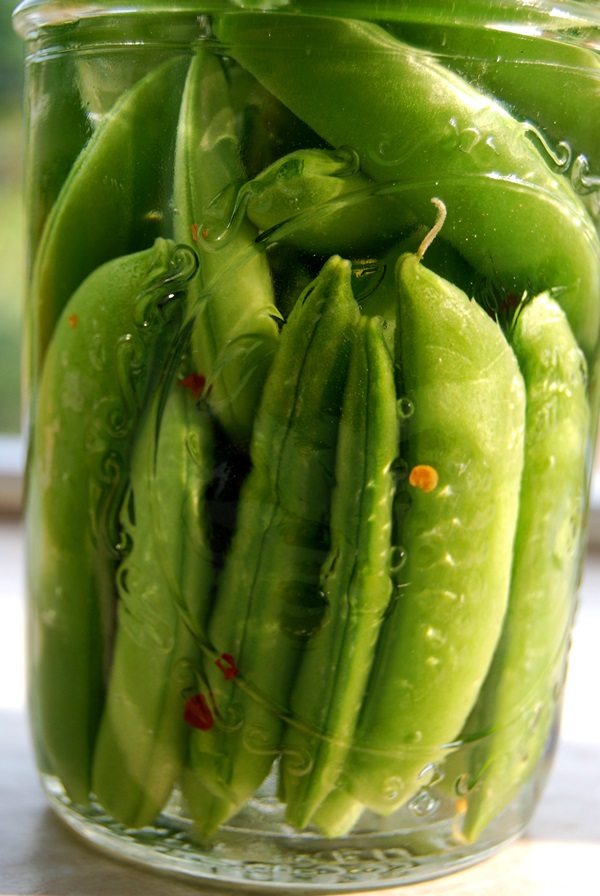 Guisantes verdes, enlatados para el invierno en casa