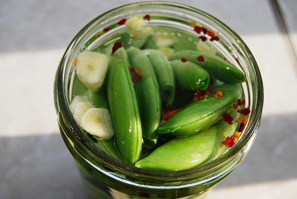Guisantes verdes, enlatados para el invierno en casa