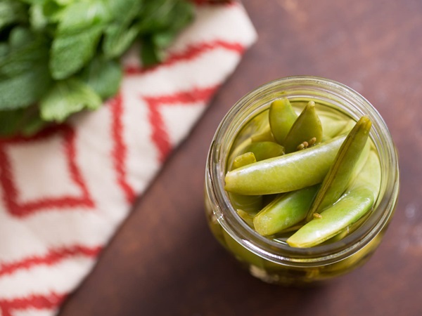 Guisantes verdes, enlatados para el invierno en casa