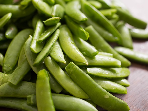 Guisantes verdes, enlatados para el invierno en casa