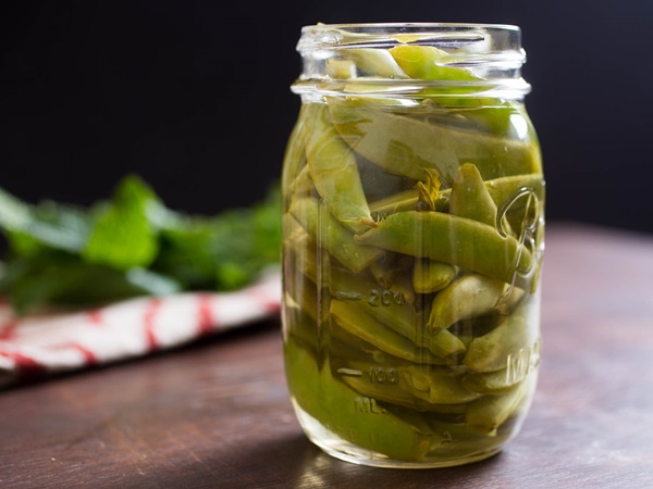 Guisantes verdes, enlatados para el invierno en casa