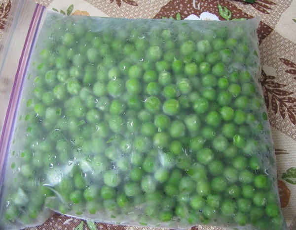 Guisantes verdes, enlatados para el invierno en casa