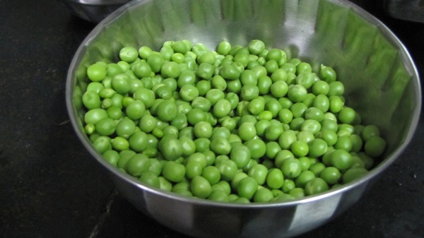 Guisantes verdes, enlatados para el invierno en casa