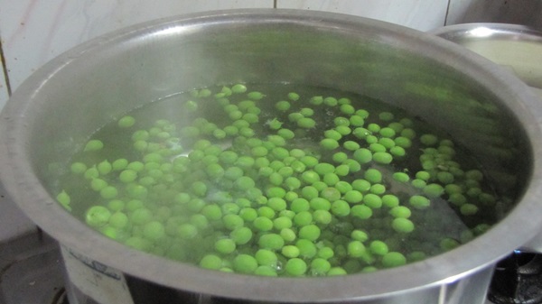 Guisantes verdes, enlatados para el invierno en casa