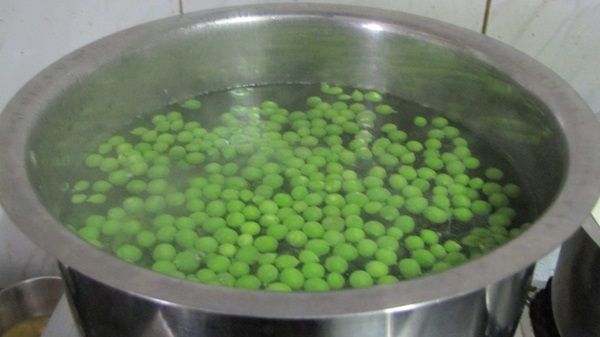 Guisantes verdes, enlatados para el invierno en casa