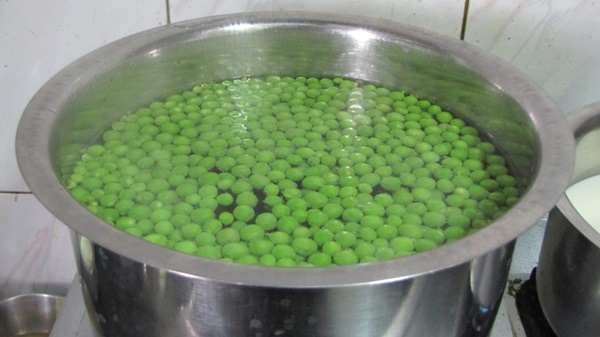 Guisantes verdes, enlatados para el invierno en casa