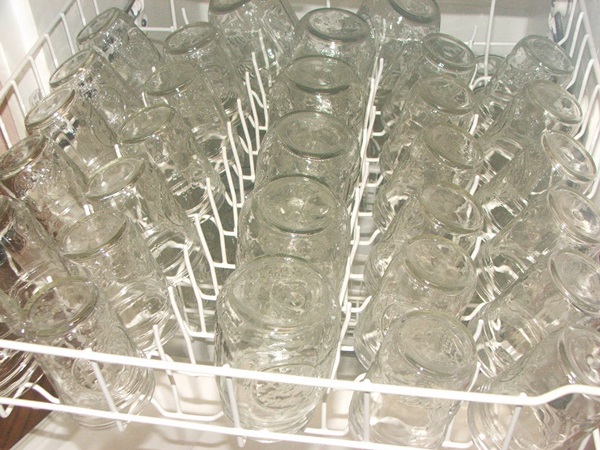 Guisantes verdes, enlatados para el invierno en casa