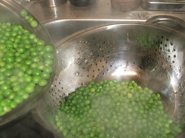 Guisantes verdes, enlatados para el invierno en casa
