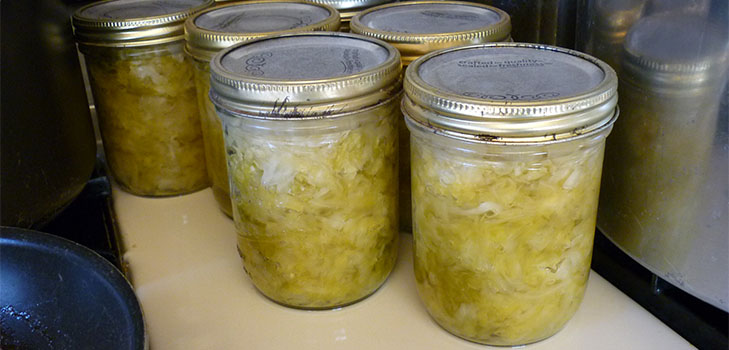 Muy sabroso chucrut para el invierno con salmuera o vinagre: recetas para latas de 3 litros