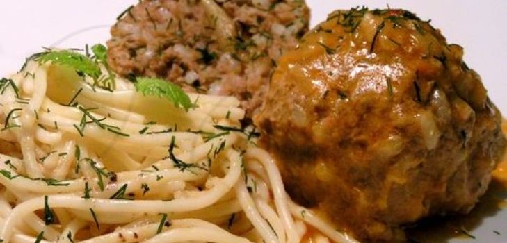 albóndigas en un plato