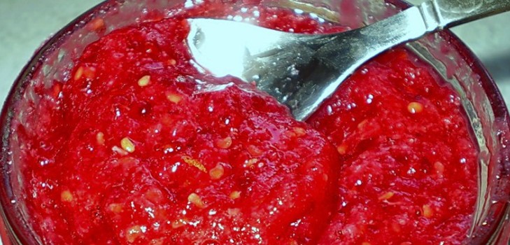 Frambuesas con azúcar para el invierno sin cocinar, Pyatiminutka, en el congelador. Receta de frambuesas frescas, ralladas con azúcar Frambuesas con azúcar para el invierno sin cocinar, Pyatiminutka, en el congelador. Receta de frambuesas frescas, ralladas con azúcar
