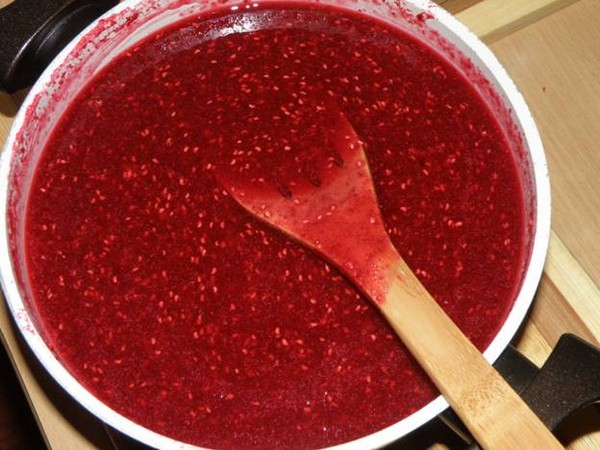 Frambuesas con azúcar para el invierno sin cocinar, Pyatiminutka, en el congelador. Receta de frambuesas frescas, ralladas con azúcar