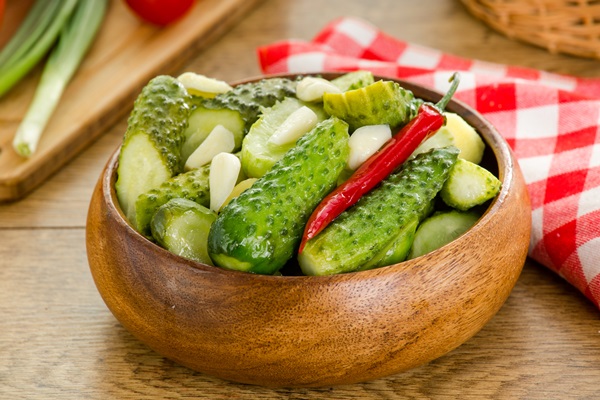 Pepino salado crujiente en una sartén