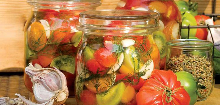 Tomates recién salados en una bolsa y una cacerola