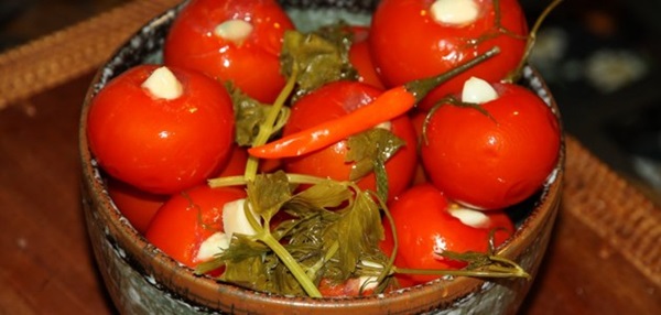 Tomates recién salados en una bolsa y una cacerola