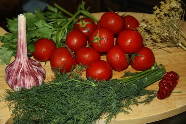Tomates recién salados en una bolsa y una cacerola