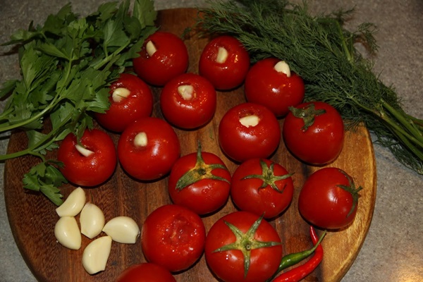Tomates recién salados en una bolsa y una cacerola