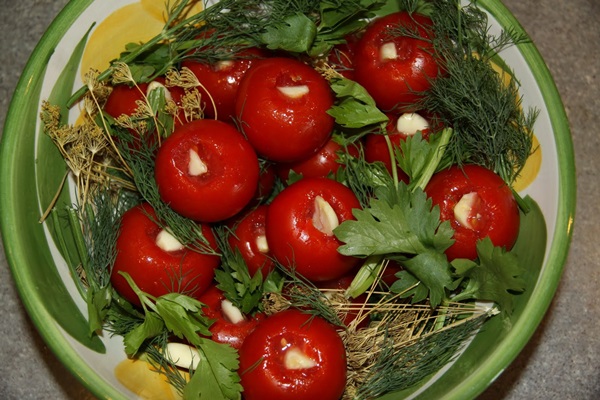 Tomates recién salados en una bolsa y una cacerola